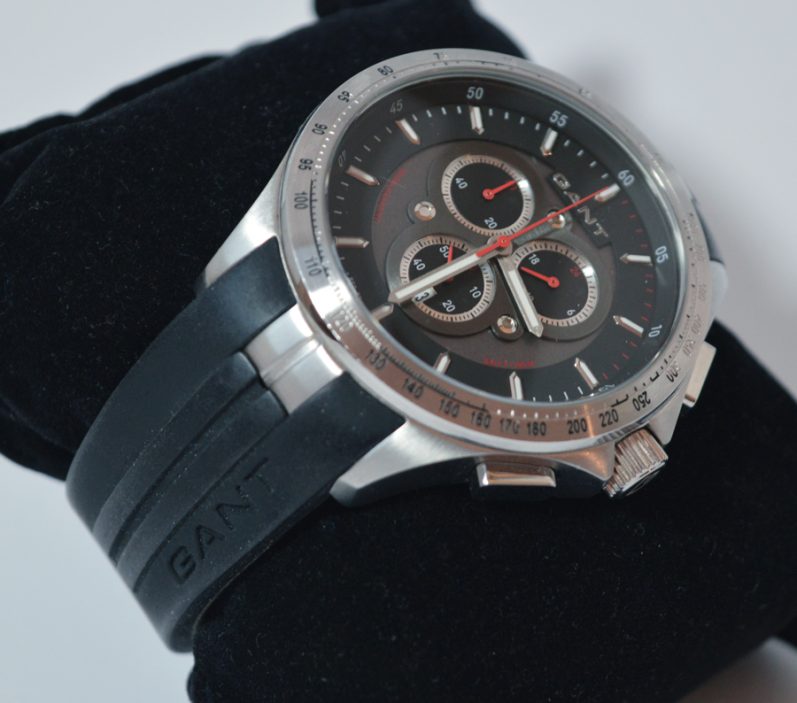 Foto: J. Kühn Uhr mit schwarzem Ziffernblatt, Chronographenfunktion und schwarzem Kautschukarmband.