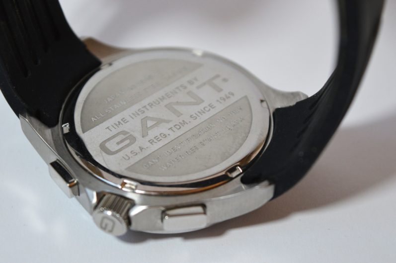 Foto: J. Kühn Rückseite einer GANT-Uhr mit gravierter Markenbezeichnung und Kautschukarmband.