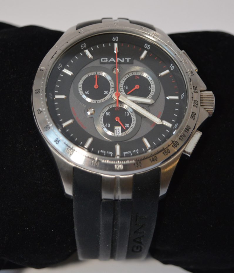 Foto: J. Kühn Sportliche Uhr mit schwarzem Zifferblatt, chronographischen Funktionen und schwarzem Kautschukarmband.
