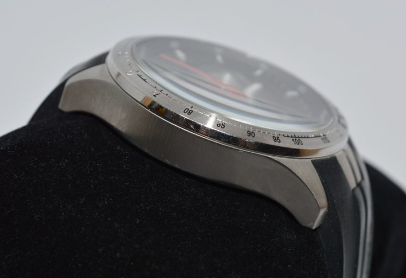 Foto: J. Kühn Elegante Armbanduhr mit schwarzem Zifferblatt und silbernem Gehäuse.